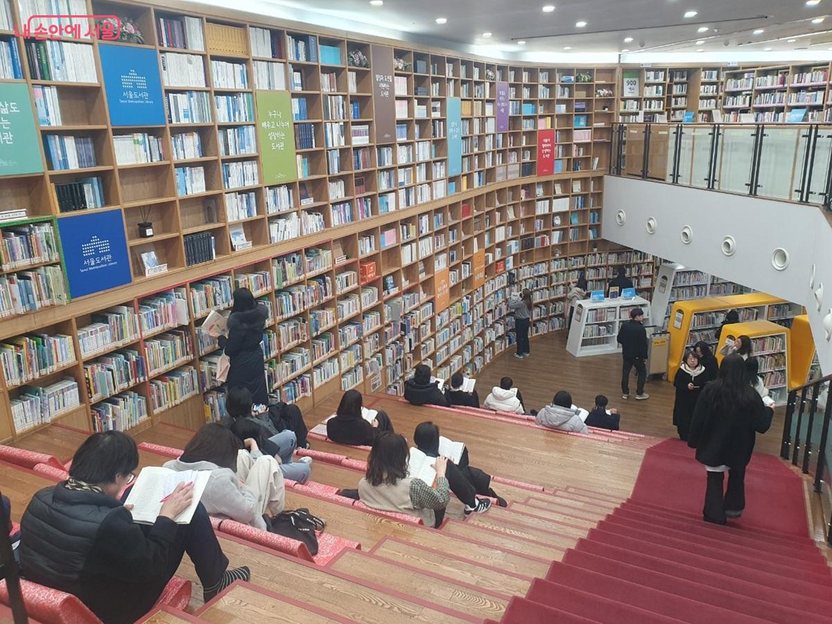 서울도서관의 높이 5m 벽면서가와 생각마루 &copy;김병규