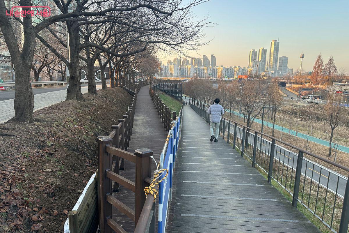 새롭게 조성된 보행 데크길을 시민들이 이용하고 있다. ©김재형
