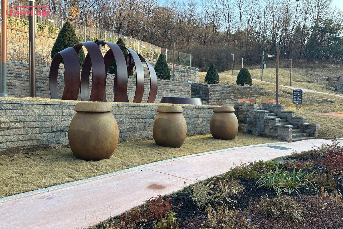 옹기문화마당에 설치된 다양한 조명물 &copy;김재형