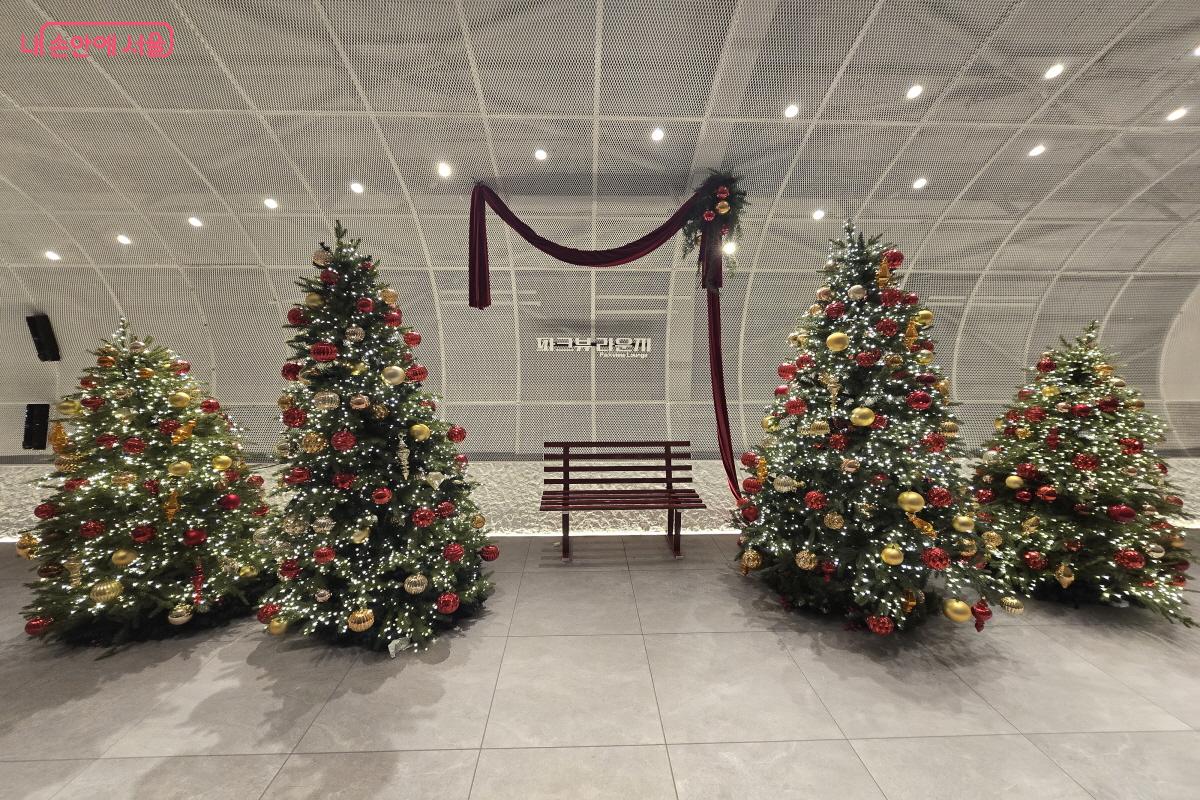 마켓존으로 가기 10m 전에 설치된 내부 포토존 ©조송연