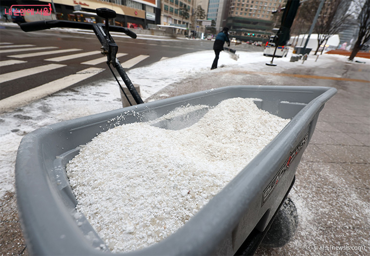 서울의 한 도로에서 제설 작업을 위해 염화 칼슘을 사용하고 있다.
