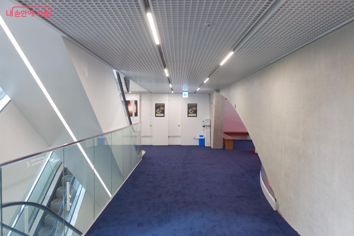 지하 3층~지상 10층 규모로 조성된 서울영화센터 &copy;임중빈