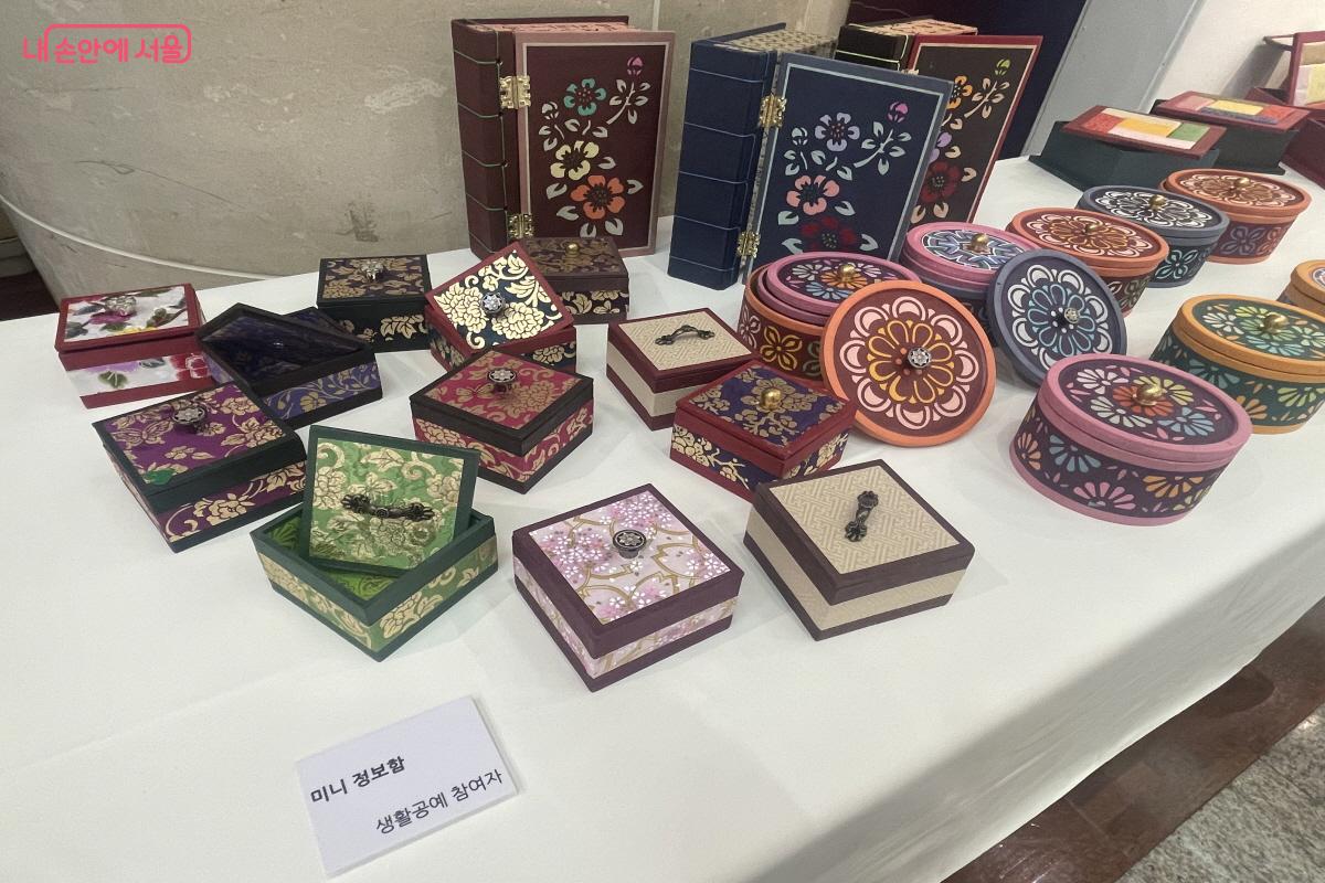 생활공예 참여자들이 만든 색감 고운 작품들 ©이정민