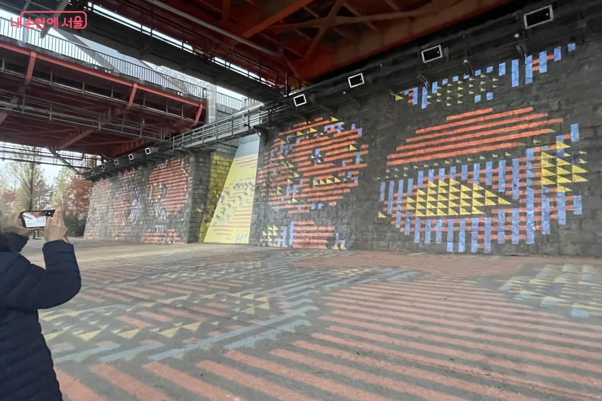 서울의 도시 풍경을 데이터와 코드의 언어로 직조하듯 시각화한 &lsquo;코드로 짜인 풍경: 서울&rsquo;(서효정 작가)