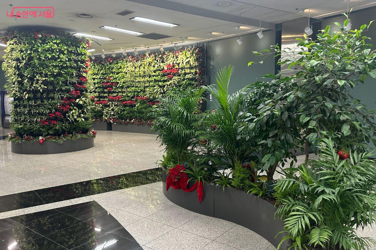 지하철역에서 잠시 크리스마스 분위기를 느낄 수 있다. ©김재형