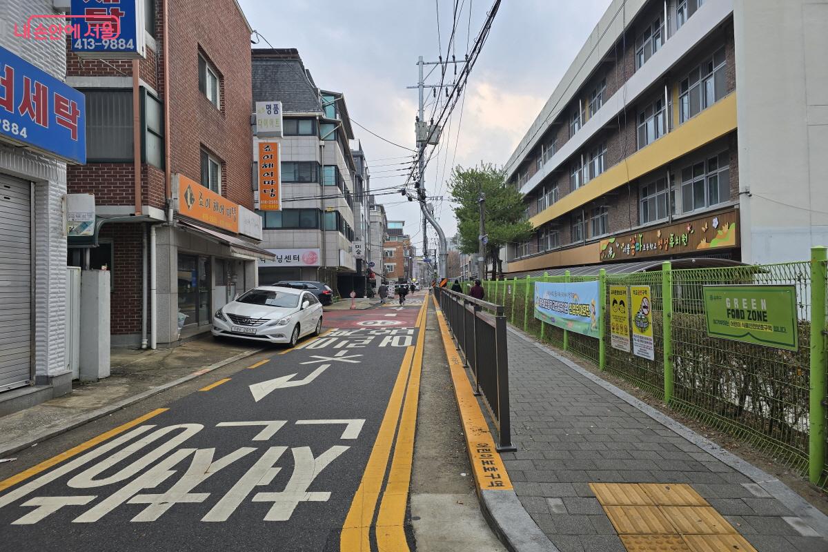 방호 울타리 등 어린이보호구역에 설치된 안전 구조물 ©조수연