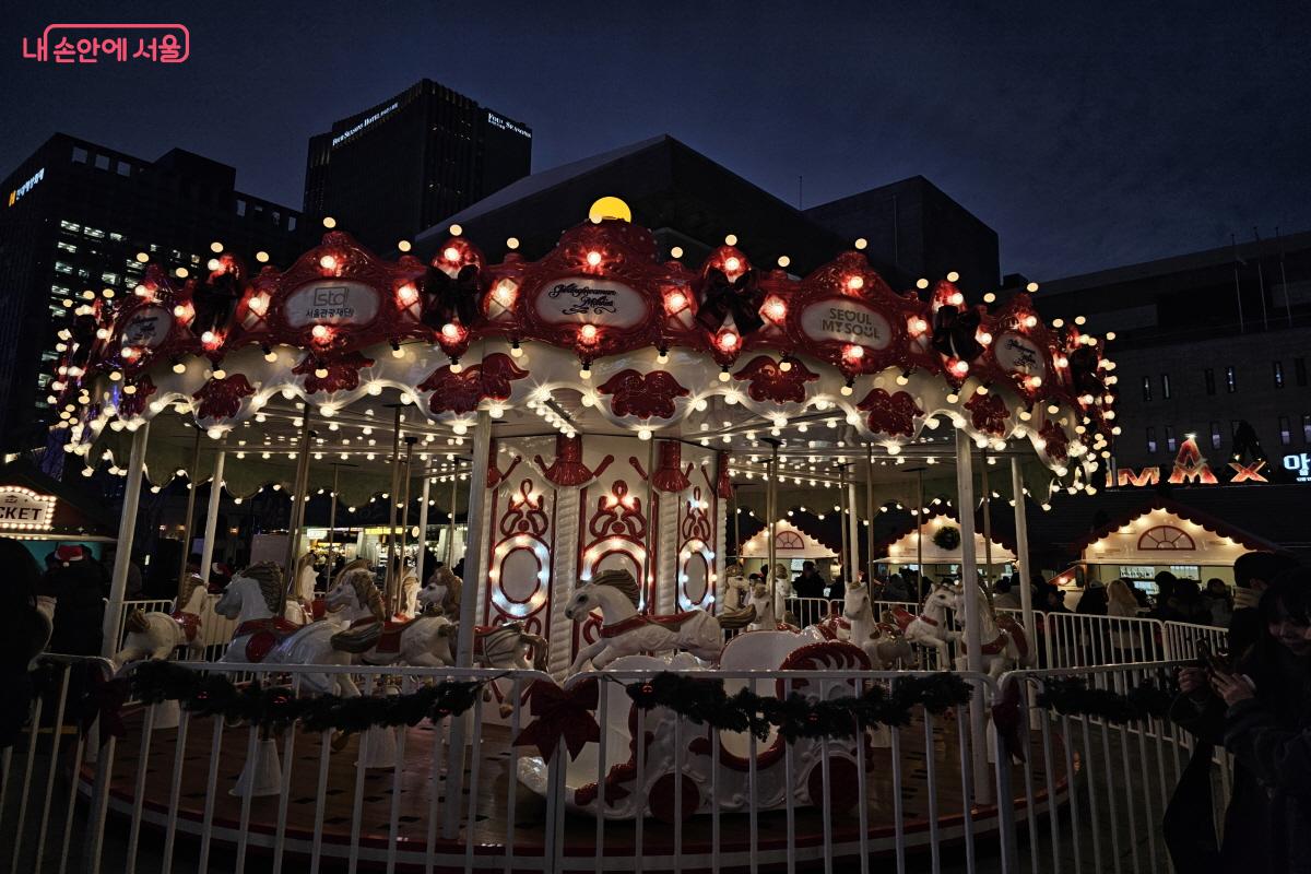 올해 새로 생긴 루돌프 회전목마에서 마지막 스탬프를 받을 수 있다. &copy;염지연