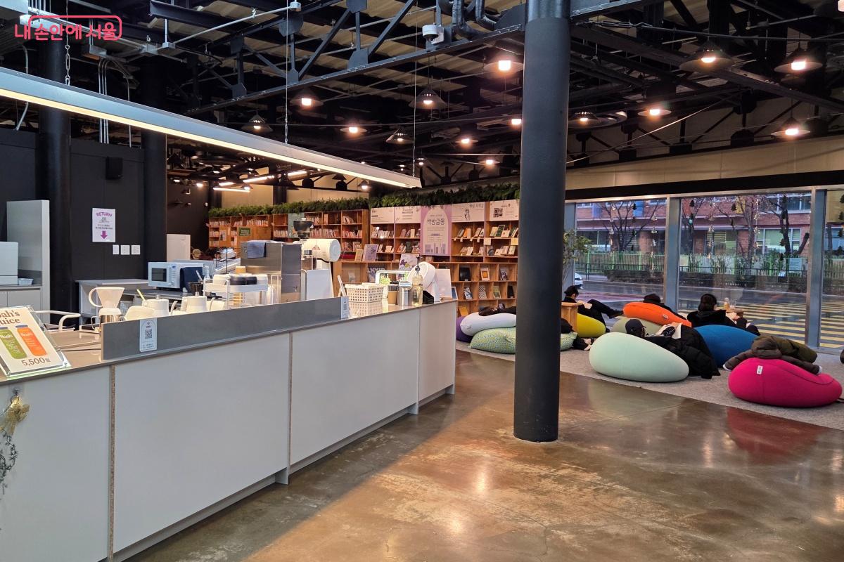 빈백 위에서 편하게 쉬고 있는 모습이 자유로워 보였다. &copy;김미선