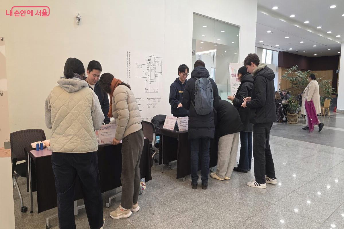 모든 체험에 많은 시민과 외국인들이 참여했다. ⓒ이선미