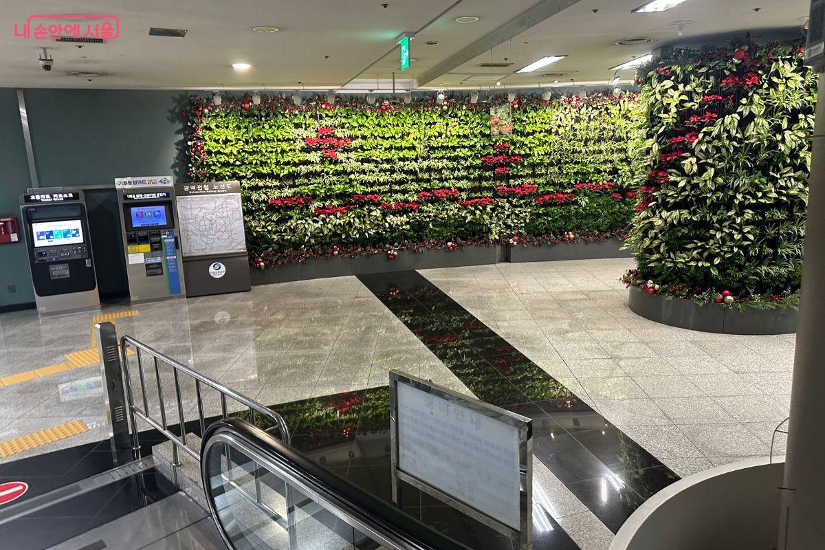 에스컬레이터를 타고 내려가면 자연스레 크리스마스 장식을 만날 수 있다. ©김재형