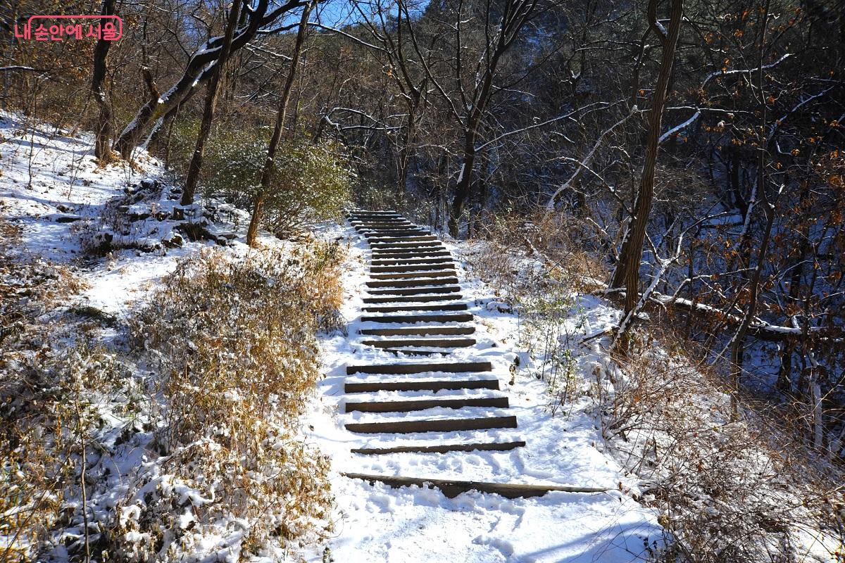사가정공원에서 일반 등산로를 따라 오르면 깔딱고개쉼터에 도착한다. &copy;조수봉