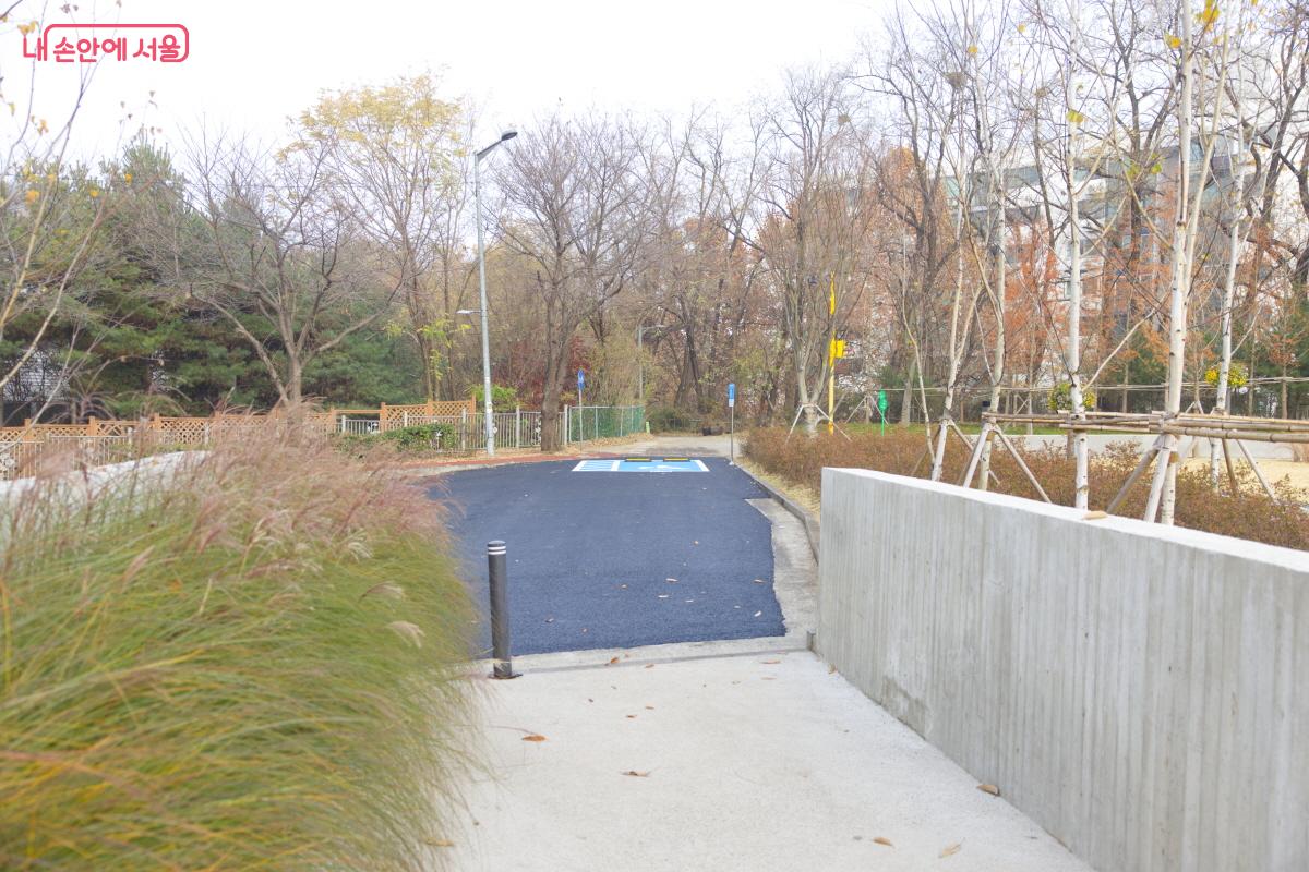 진입 광장이 평탄화되어 있어 향후 주차장으로 활용될 것으로 예상된다. ©임중빈