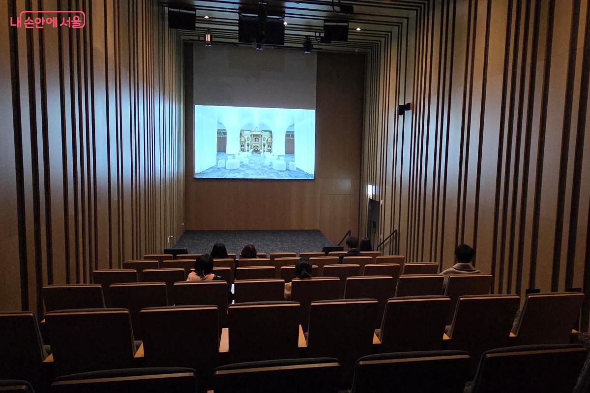 강당에서 박물관 설립 취지와 건물 설계에 대한 설명을 영상으로 봤다. &copy;김미선