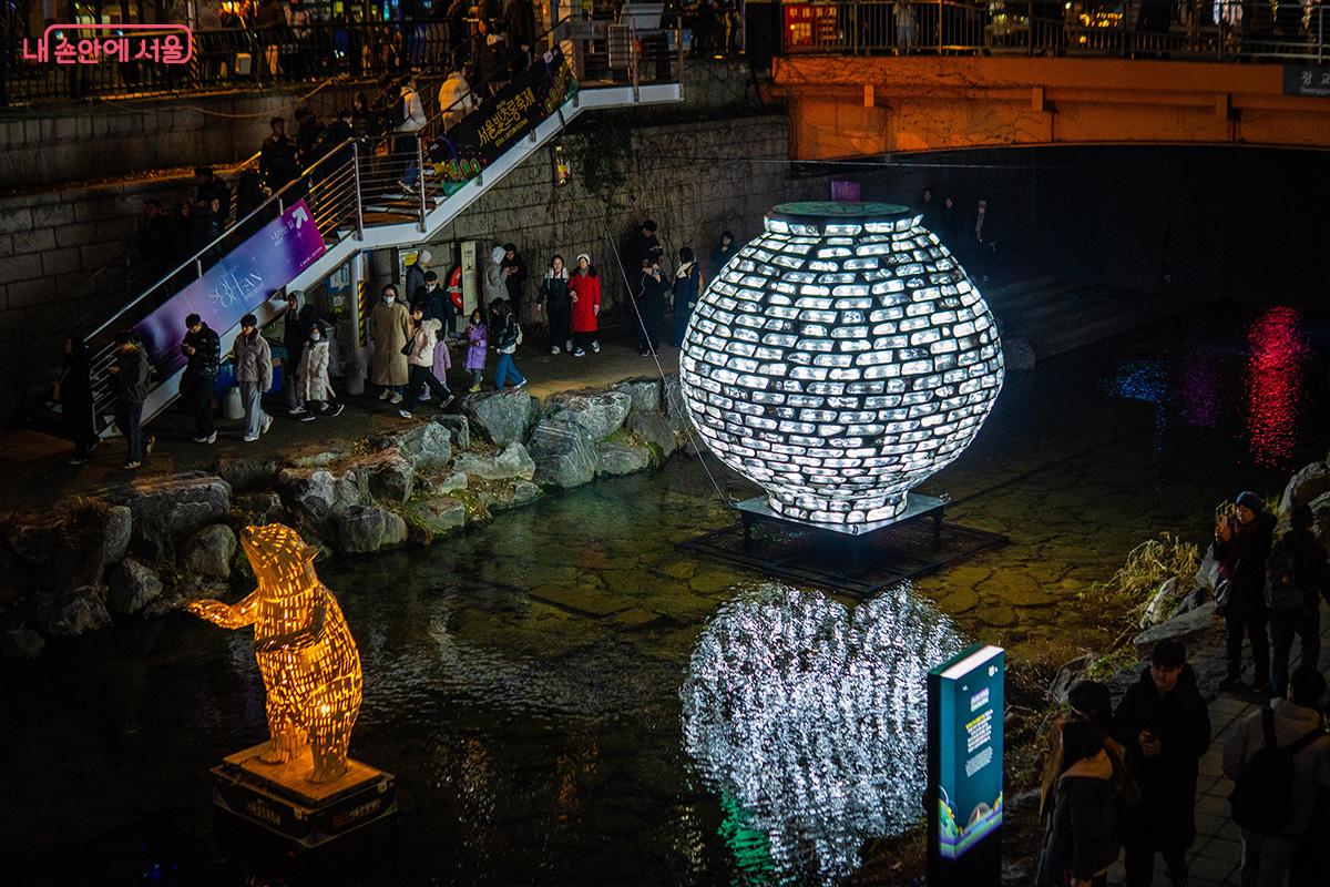 조형물 <북극곰 이야기>와 <환월> &copy;최승훈