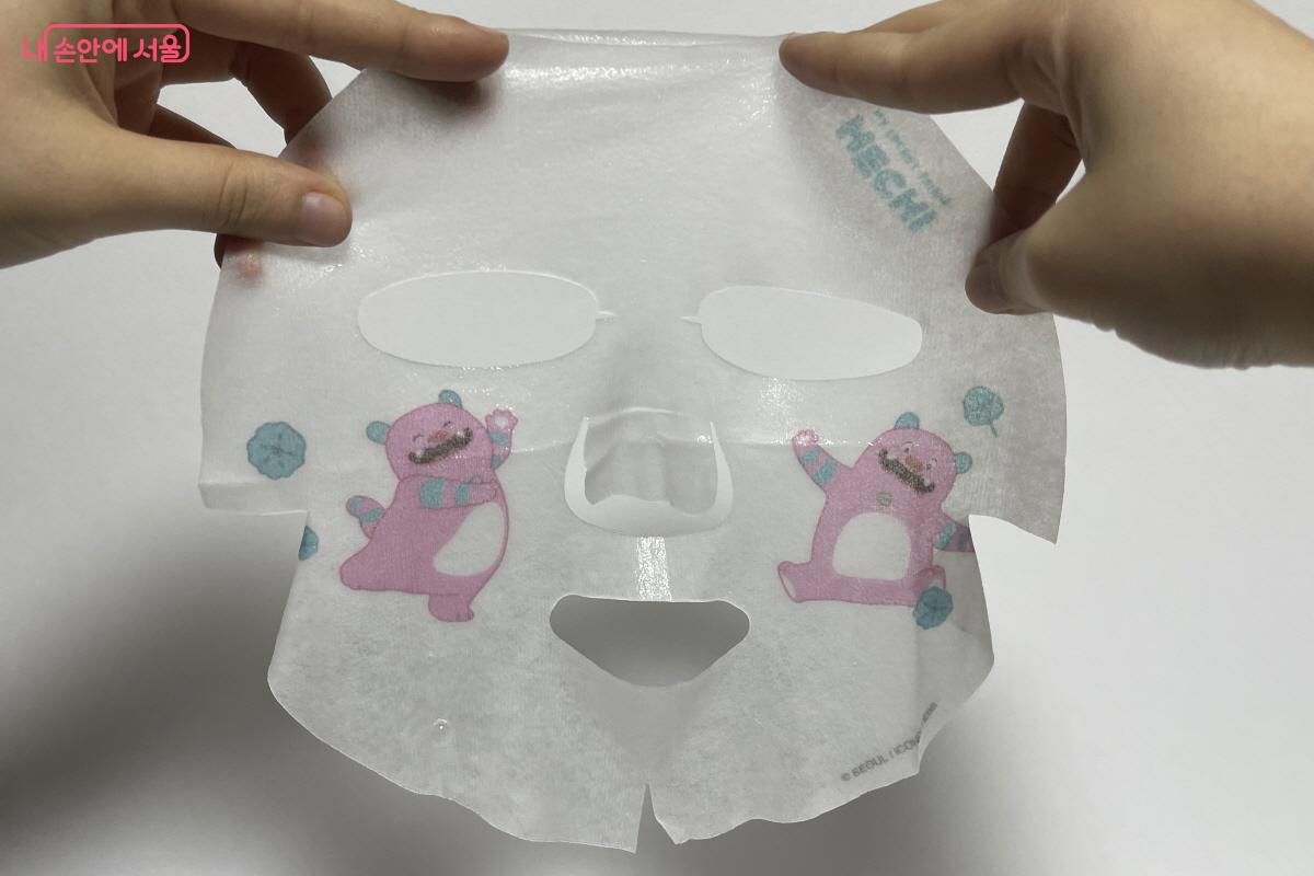 하얀 마스크 시트 양볼에 새겨진 핑크빛 해치 캐릭터가 귀엽다.ⓒ이정민 