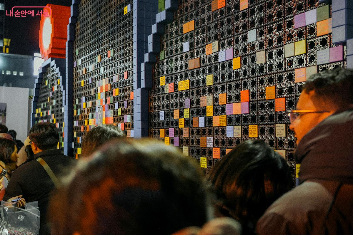 일월오봉도 소원벽에 서서히 채워지고 있는 소원 조각들 ⓒ김아름