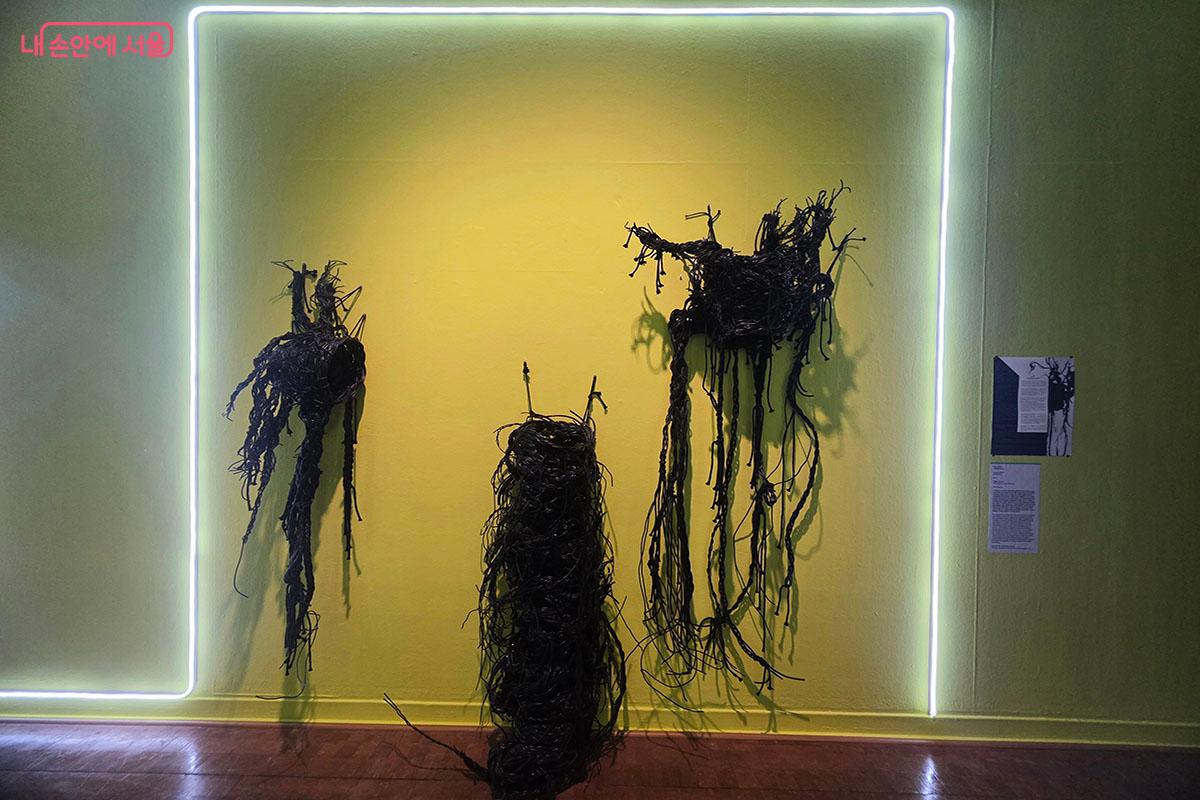 케이블 타이의 기능을 벗어난 낯선 사물로의 변화를 통해 이면의 현실을 보게 하는 작품 &copy;이정민