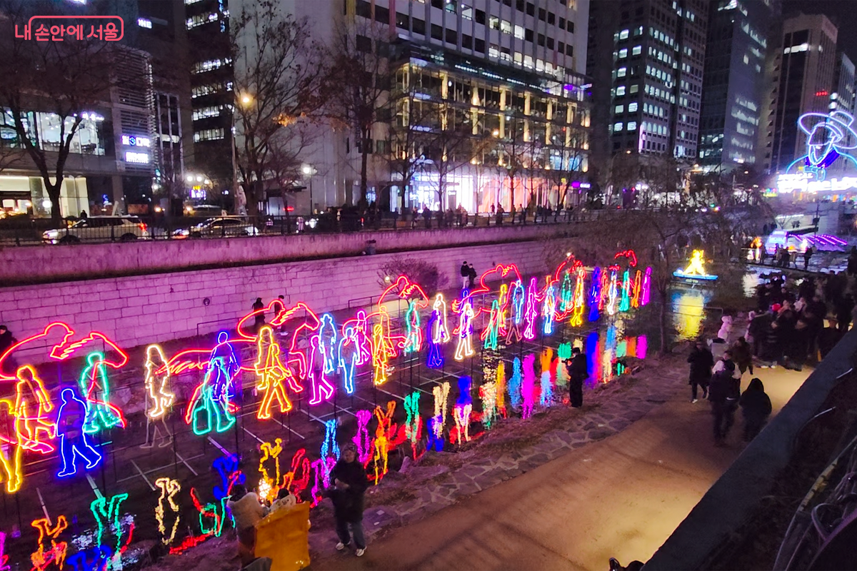  청계천 물길에 비친 오색찬란한 색은 물감을 그려 놓은 듯~ &copy;장미화