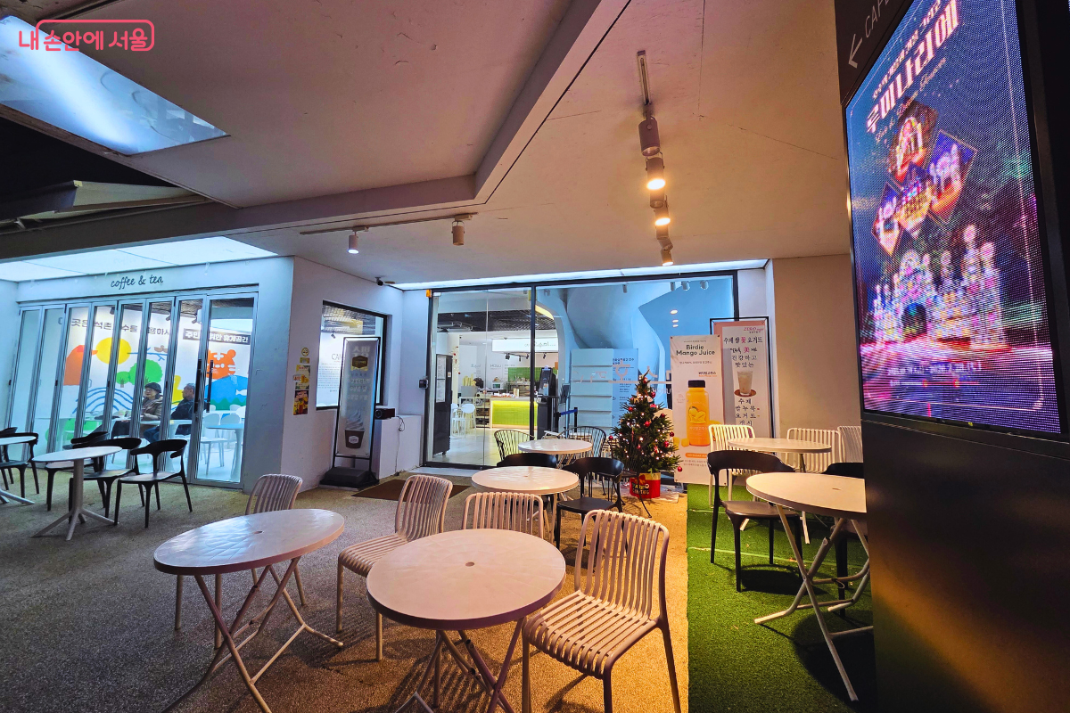 야간 조명과 트리가 어우러진 문화실험공간 호수의 낭만적인 입구 &copy;양정화