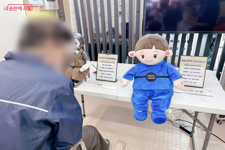 서울 AI 동행버스에서 돌봄 로봇을 체험해보는 시민