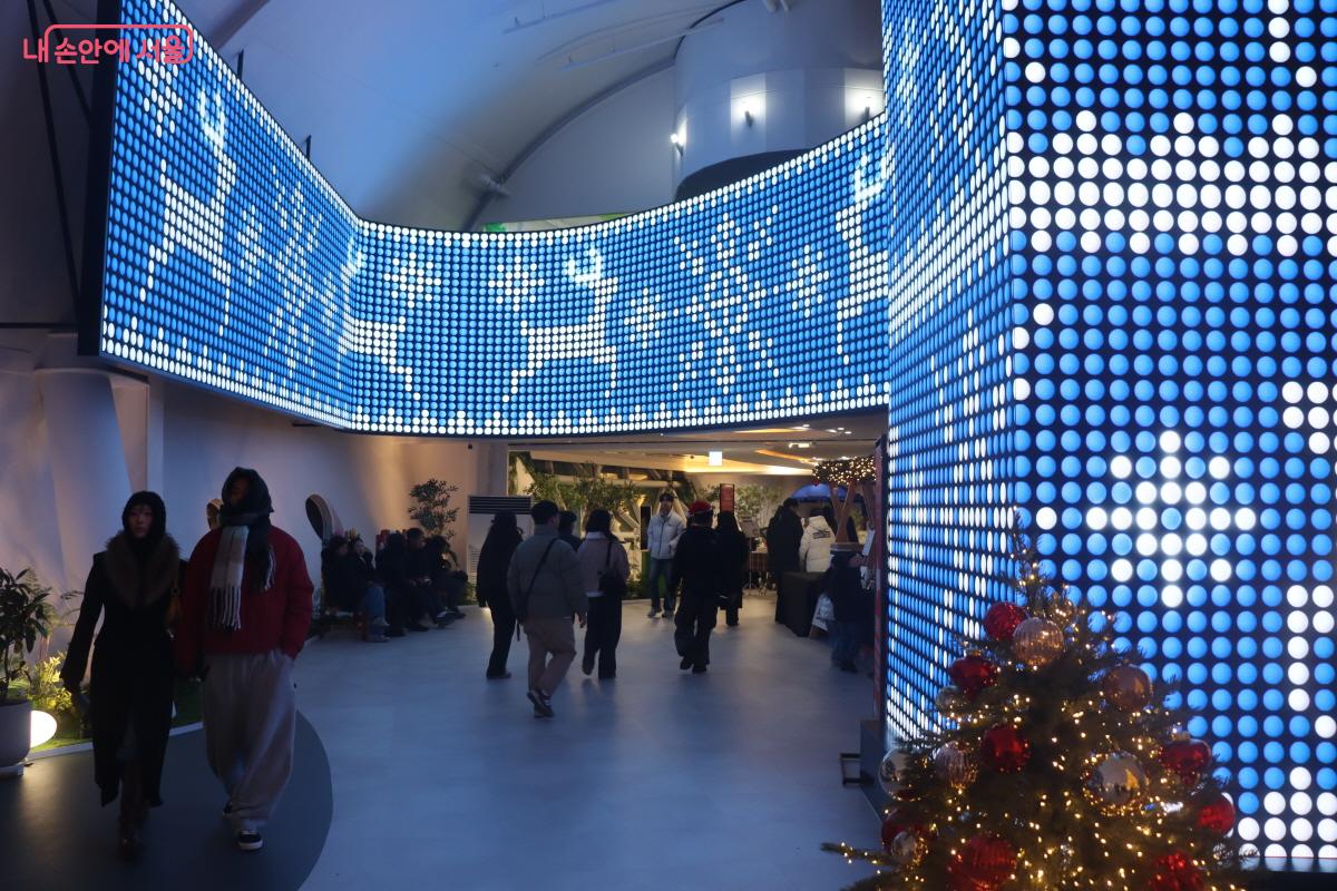 곡면 형태의 영상은 마치 백화점에 온 듯한 느낌을 준다. &copy;조송연