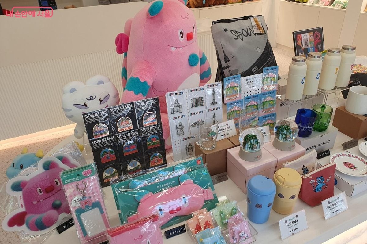 서울시 굿즈 전시 코너  &copy;엄윤주