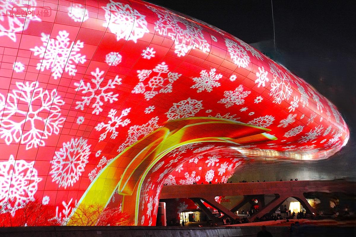 &lsquo;DDP Winter&rsquo;s Gift&rsquo;는 DDP가 거대한 선물 상자로 변신한 모습을 보여준다. &copy;조수봉