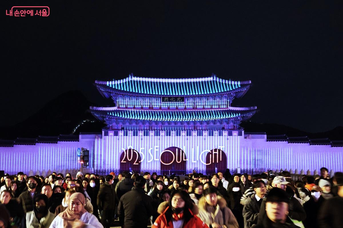 빛은 건물과 광장을 따라 흐르며 서울이 지나온 한 해의 얼굴을 비춰냈다. &copy;이봉덕 