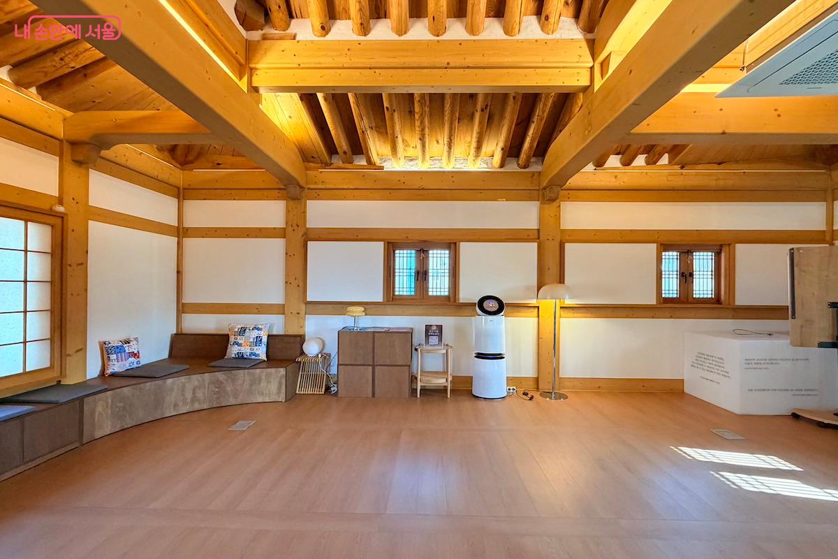 4층 예향당은 넓은 한옥 구조로 되어 있다. &copy;이종빈