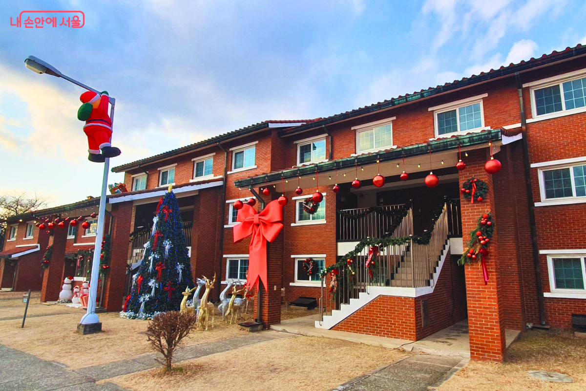 건물 외벽과 계단을 수놓은 화려한 성탄 오너먼트 &copy;양정화