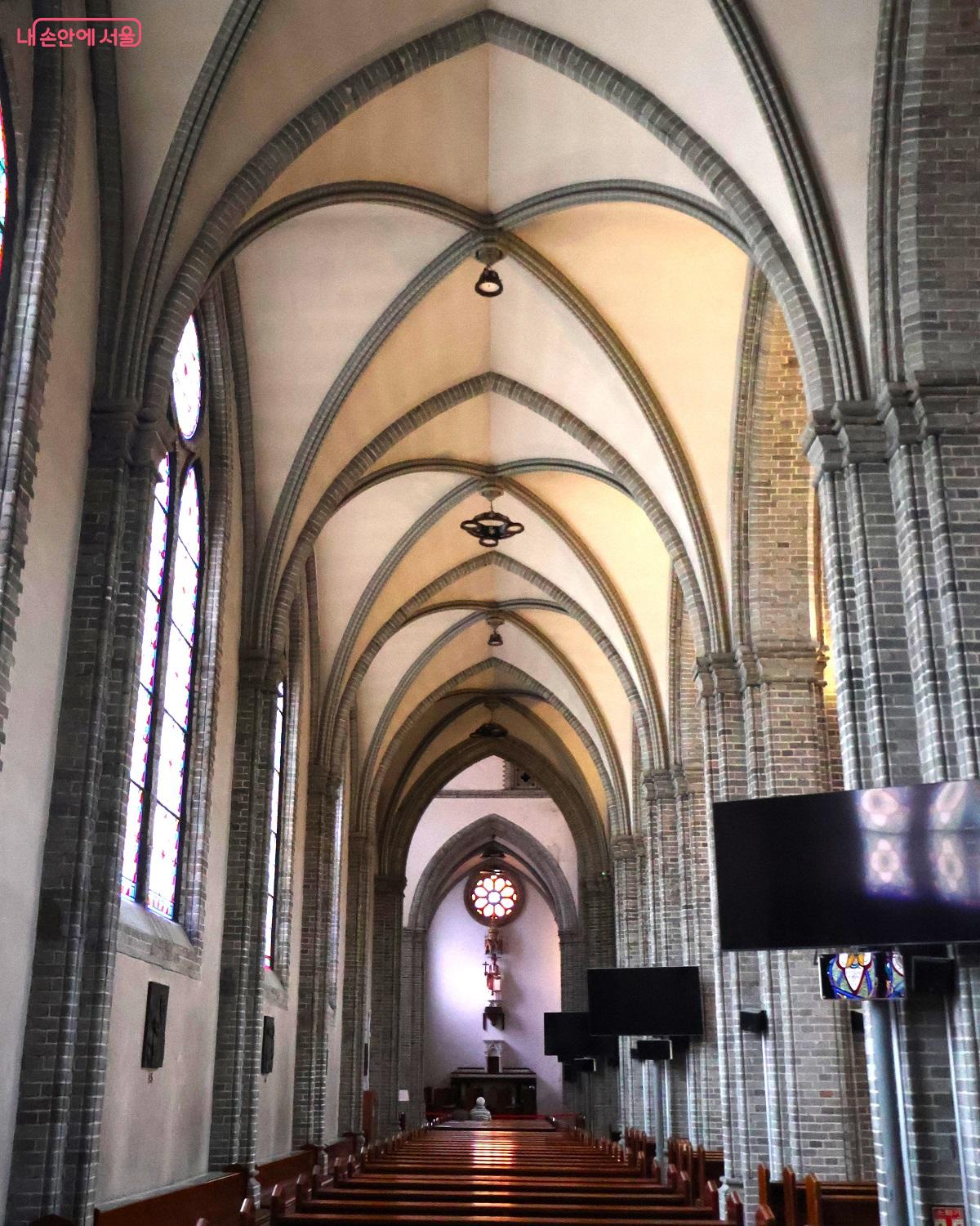 고요한 휴식이 깃든 도심의 쉼터, 명동성당 ©이봉덕