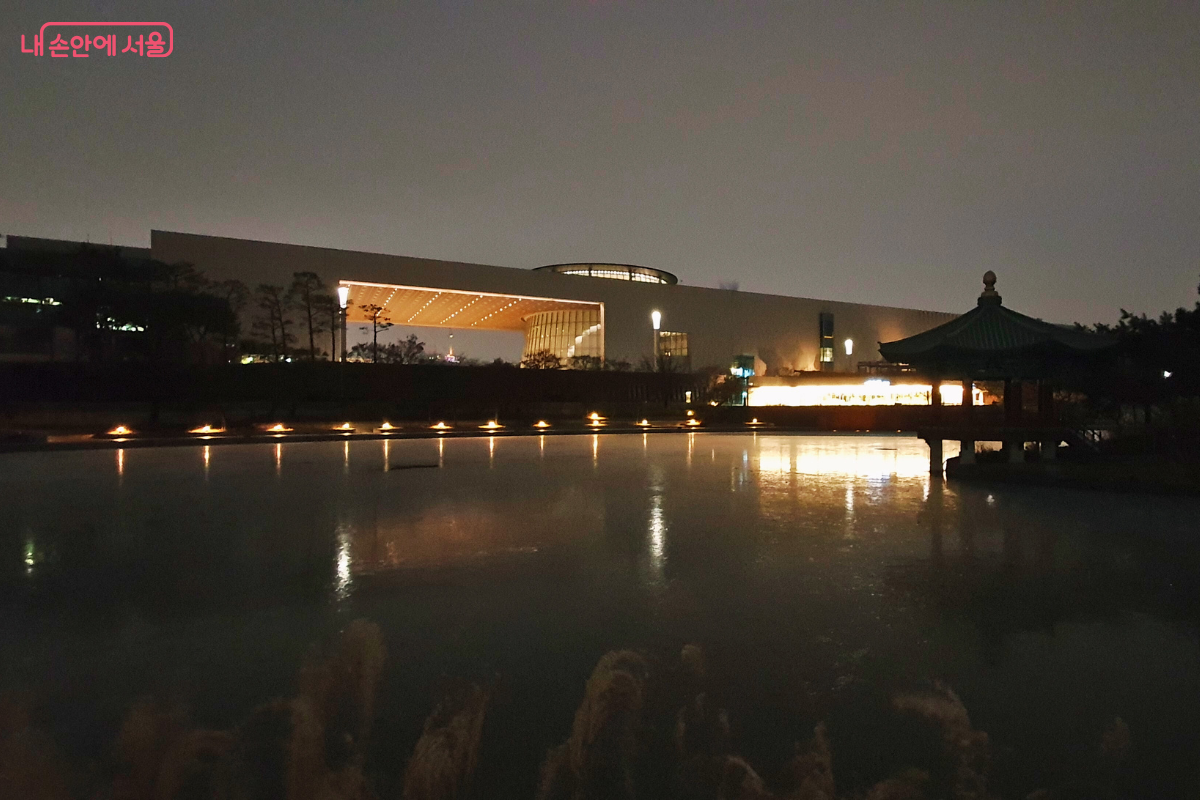 어둠 속에 빛나는 청자정과 거울못의 고즈넉한 야경 ©양정화