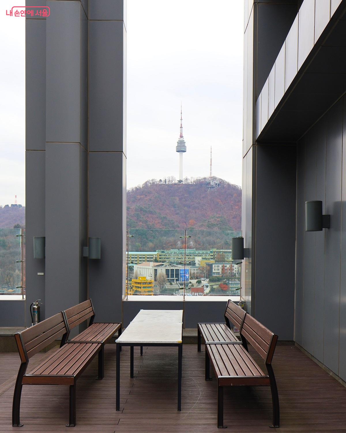 도심 속에서 남산타워를 바라보며 여행의 피로를 풀고 재충전할 수 있는 공간 ©이봉덕