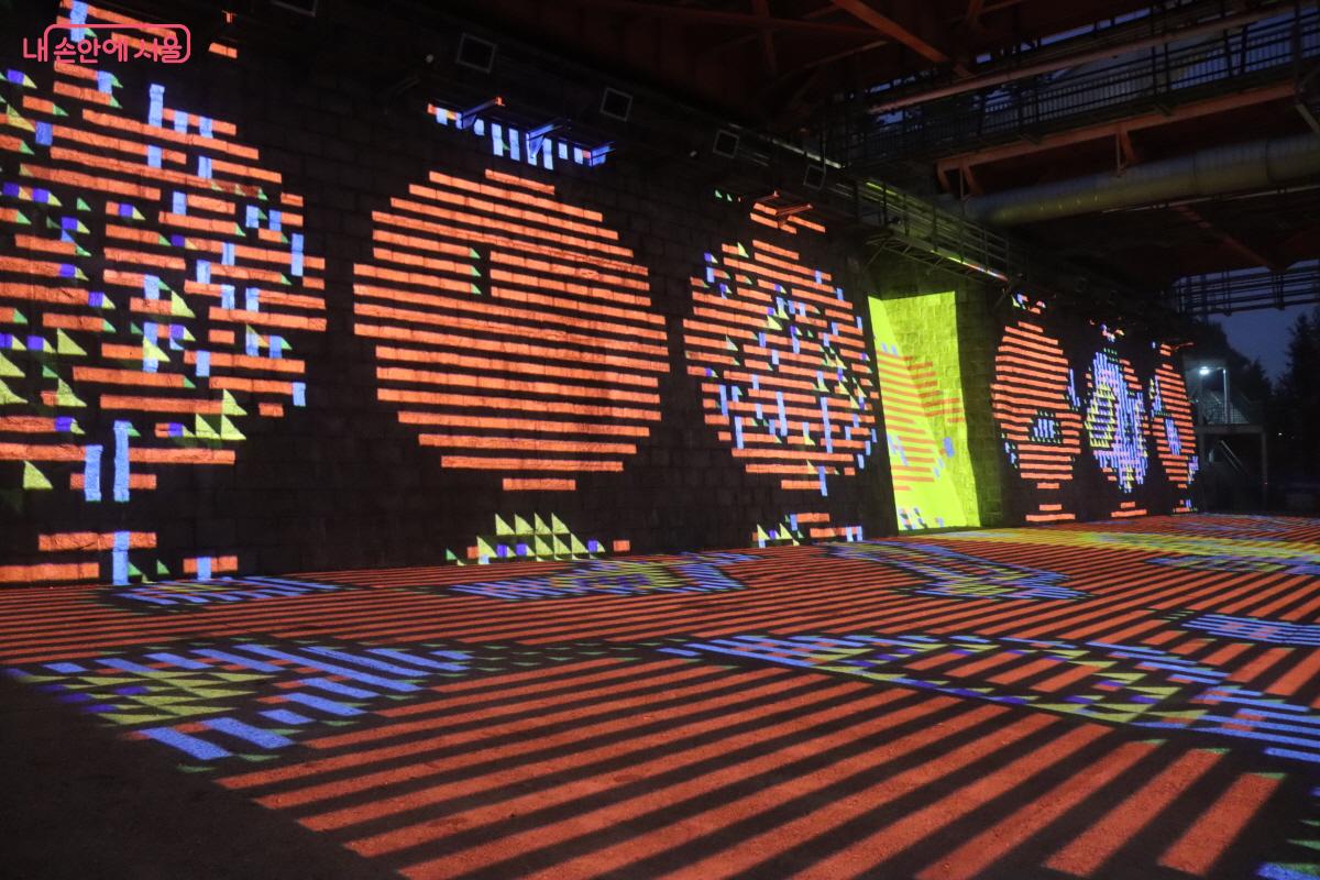 다양한 전시는 시민의 눈을 사로잡는다. ©조수연