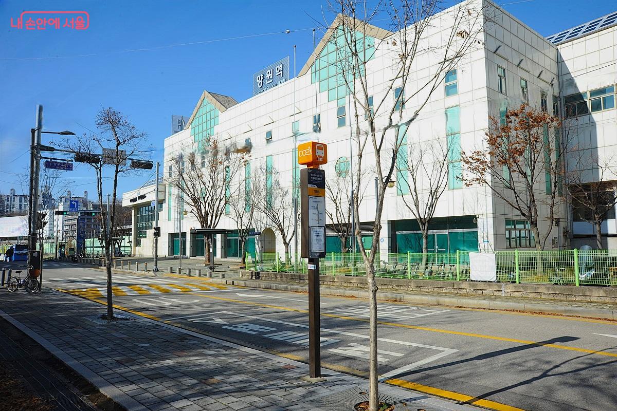 서울둘레길 4코스 중간 지점인 양원역 맞은편에서 &lsquo;중랑망우공간&rsquo;까지 셔틀버스를 운행한다. &copy;조수봉