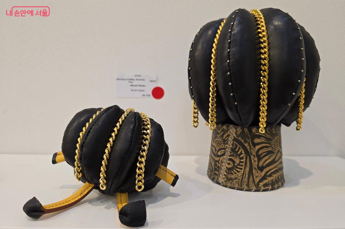 가죽 소재로 만든 초기 작품 &copy;조성희