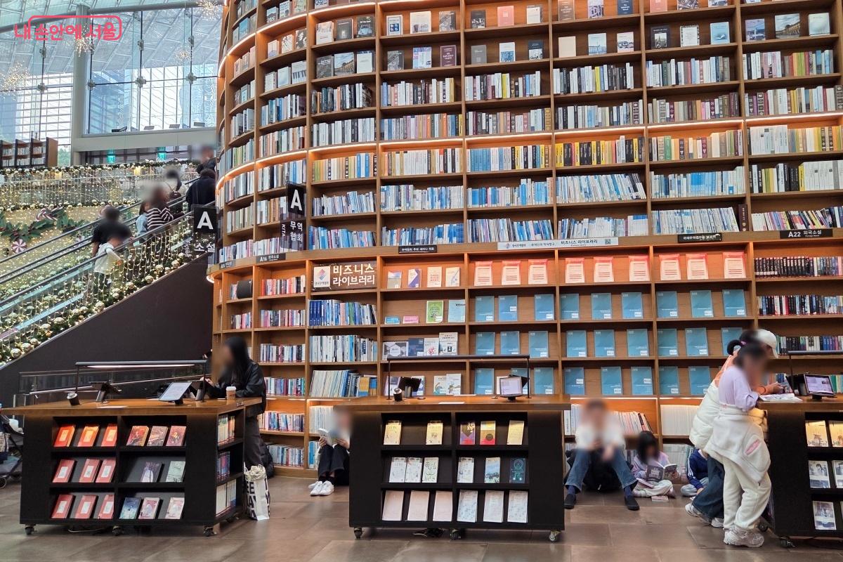 책을 읽으며 머물 수 있는 복합문화 공간이다. &copy;김미선