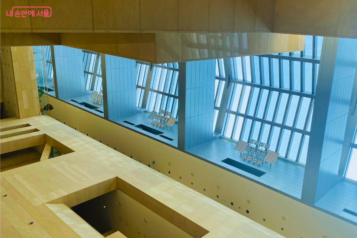 자연광을 품은 건축미가 돋보이는 유물 관람에 최적화된 국중박 내부 ©양정화