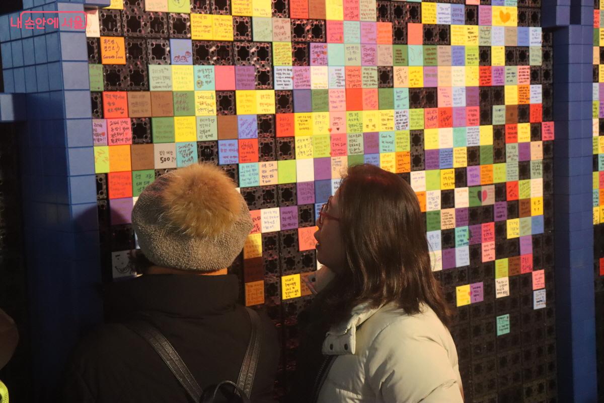 일월오봉도 소원벽에 소원을 적는 시민들.
