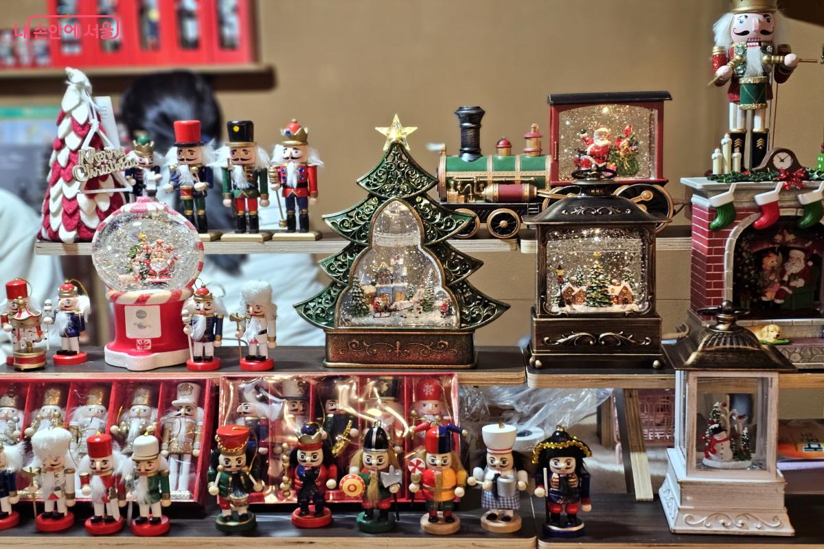 조명 덕분에 화려하게 바뀐 &lsquo;산타마을&rsquo; 거리 &copy;염지연