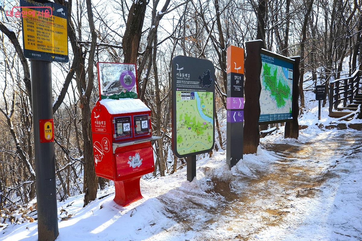 깔딱고개쉼터는 망우역사문화공원(스카이워크 전망대), 사가정공원, 광진구, 구리시 아치울마을로 갈 수 있는 갈림길이다. &copy;조수봉