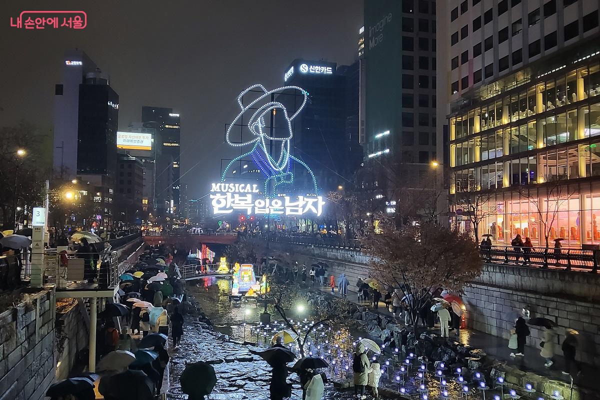 골든 시크릿(Golden Secret) 존에서는 케데헌의 주인공 갓으로 만든 등과 뮤지컬 <한복 입은 남자>를 만날 수 있다. &copy;권수진