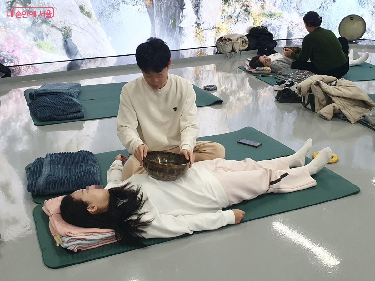 '힐링 스팀싱잉볼 테라피' 프로그램 &copy;엄윤주