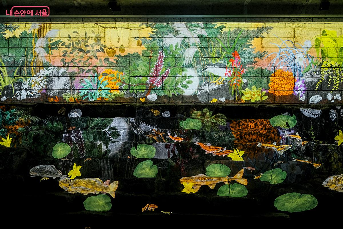 오간수교 하부에는 미디어아트가 상영되고 있다. &copy;김아름