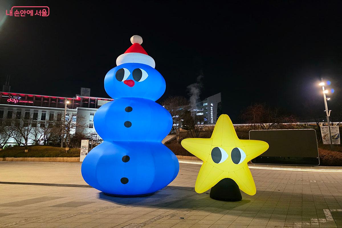 '이야이야앤 프렌즈'의 크리스마스 스노우맨과 별 포토존 &copy;이정민