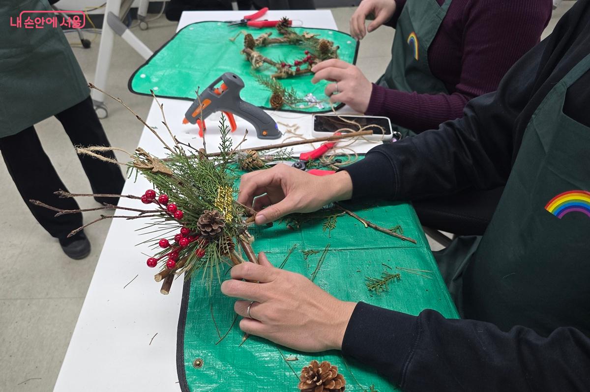 남산의 자연물로 만드는 크리스마스 장식 ©조성희