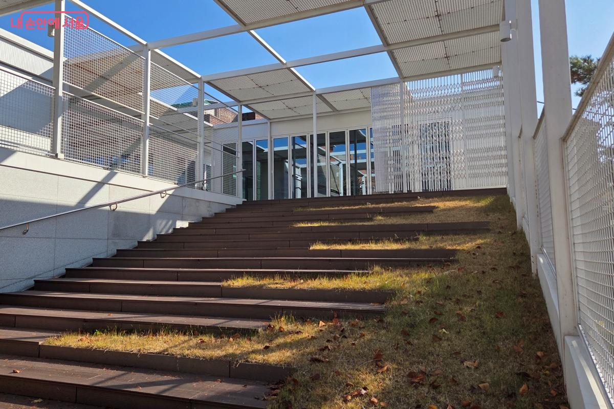 계단을 올라가면 도깨비마당이 3개의 서로 다른 공간으로 조성돼 있다. ©김미선