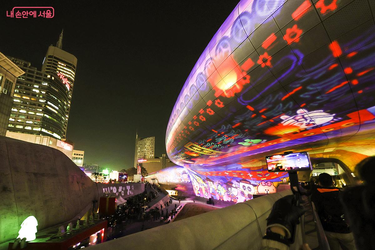 관람하는 각도에 따라 다양한 느낌을 받을 수 있다. &copy;김주연