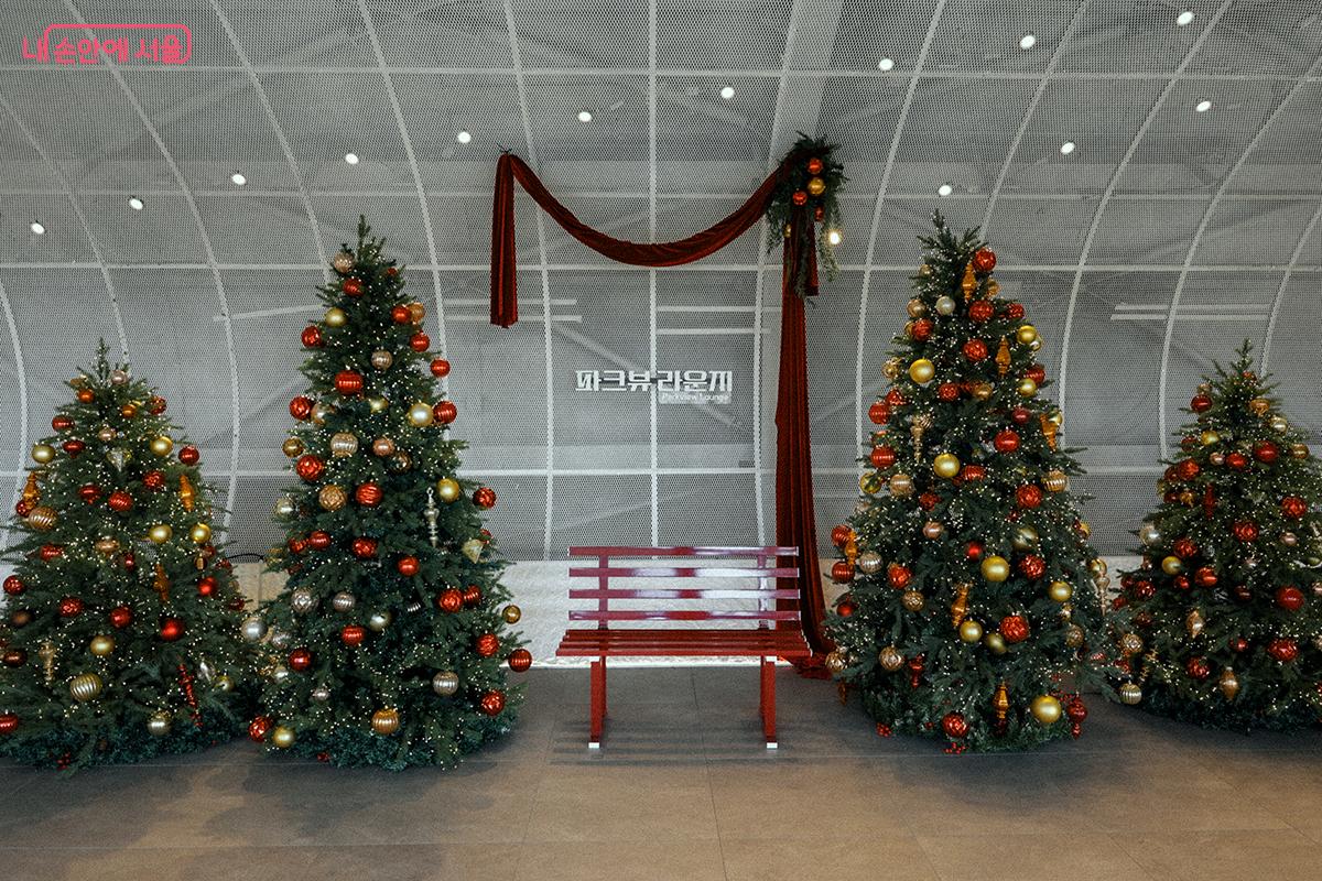 크리스마스 장식과 포근한 라운지 콘셉트로 꾸며진 포토존이 눈길을 끈다. &copy;김아름