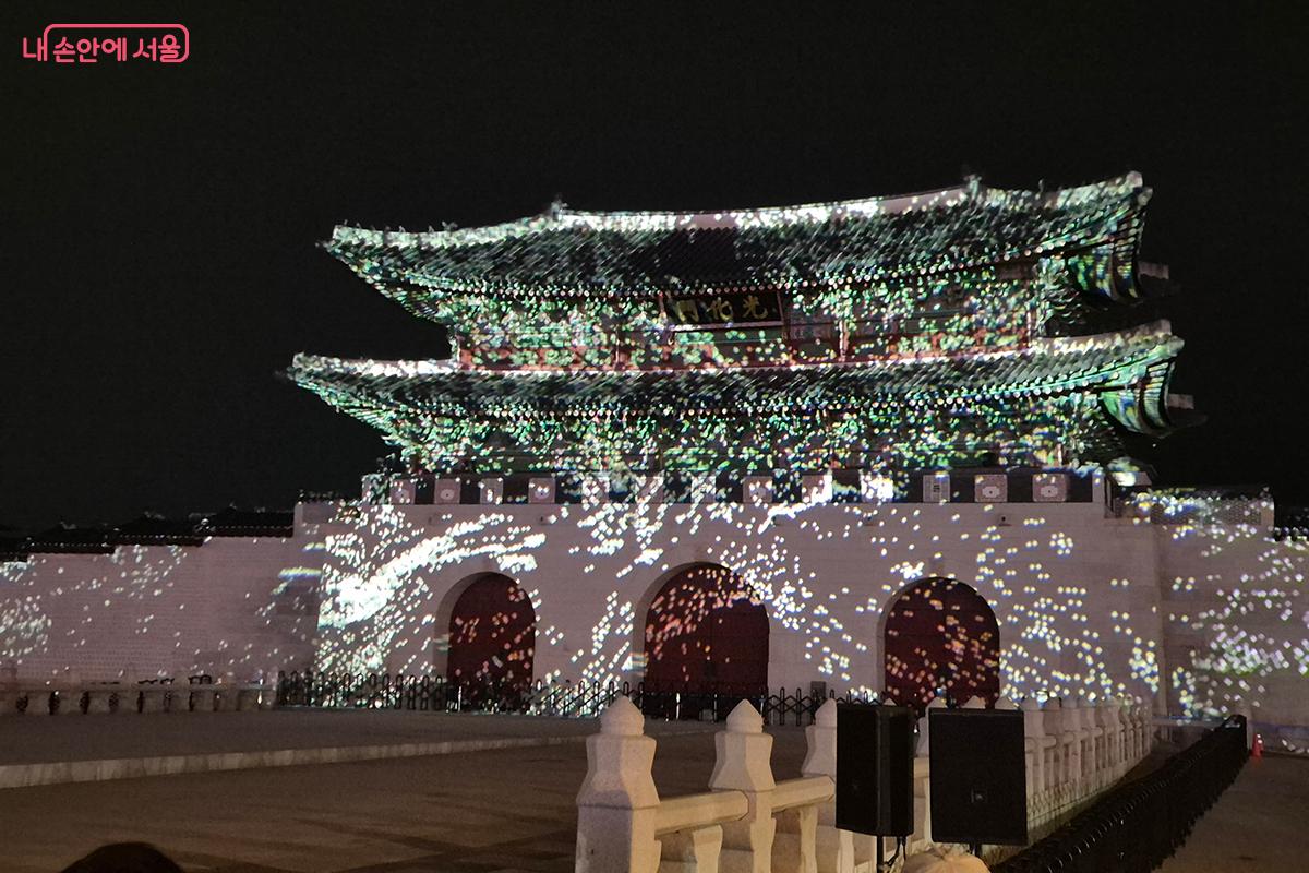 내년 1월 4일까지 광화문광장에서 초대형 미디어파사드 전시인 &lsquo;2025 서울라이트 광화문&rsquo;이 열린다. &copy;백승훈